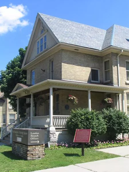 Banting house with the plaque in the foreground